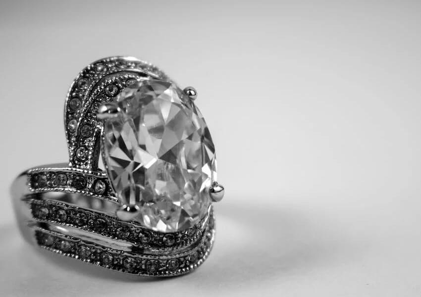 Jak zadbać o biżuterię z diamentem?